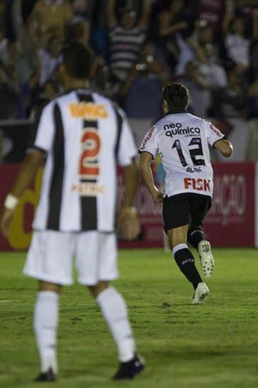 Alex comemora seu gol de penalti durante a partida entre Atl�tico-MG x Corinthians, realizada esta noite no est�dio Municipal Jo�o Lamego Netto, o Lameg�o, ou Ipating�o, v�lida pela 17� rodada do Campeonato Brasileiro de 2011