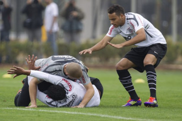 Welder(d) comemora gol no rach�o com Julio Cesar e Paulinho, no chao, durante o treino do Corinthians esta manh� no CT Joaquim Grava, no Parque Ecol�gico do Tiete. O time se prepara para o jogo contra o Figueirense/SC, amanh�, s�bado a noite, dia 20/08, no est�dio do Pacaembu, pela 18� rodada do Brasileir�o 2011