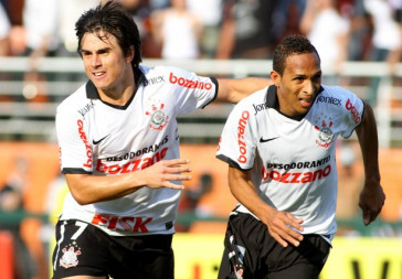 Liedson do Corinthians comemora ap�s marca gol contra a equipe do Santos durante partida v�lida pelo Campeonato Brasileiro realizado no est�dio do Pacaembu