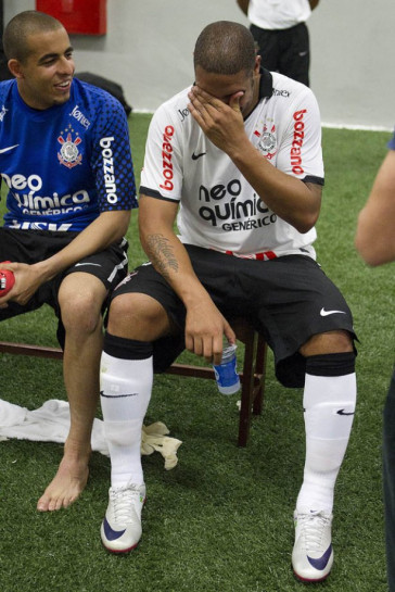 Danilo Fernandes com Adriano nos vesti�rios ap�s a partida entre Corinthians x Atl�tico-MG, realizada esta tarde no est�dio do Pacaembu, v�lida pela 36� rodada do Campeonato Brasileiro de 2011