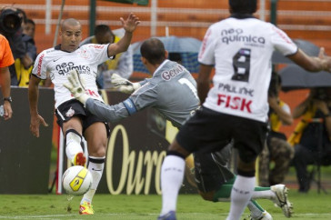Emerson e Fernando Leal durante a partida entre Corinthians x Mirassol/SP, realizada esta tarde no est�dio do Pacaembu, jogo de abertura do Campeonato Paulista 2012
