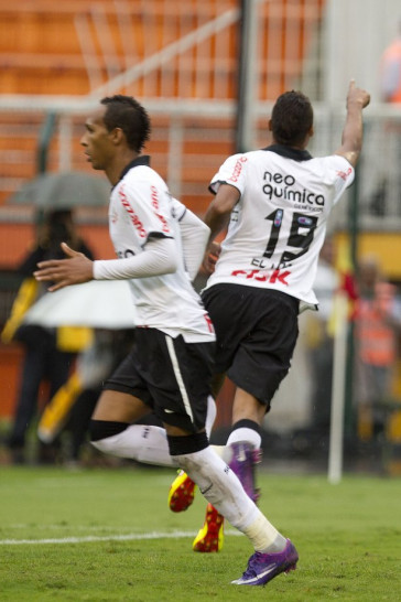 Liedson e Elton comemora primeiro gol do Corinthians durante a partida entre Corinthians x Mirassol/SP, realizada esta tarde no est�dio do Pacaembu, jogo de abertura do Campeonato Paulista 2012