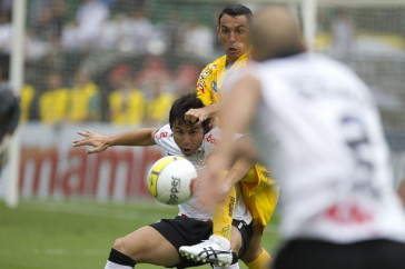 Willian e Marcio Careca durante a partida entre Corinthians x Mirassol/SP, realizada esta tarde no est�dio do Pacaembu, jogo de abertura do Campeonato Paulista 2012