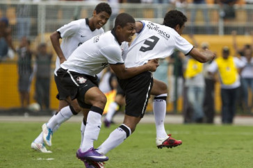 Ant�nio Carlos(3) com Douglas comemora seu segundo gol durante a partida entre Corinthians x Fluminense, realizada esta manh� no est�dio do Pacaembu, decis�o da Copa S�o Paulo de Juniores 2012