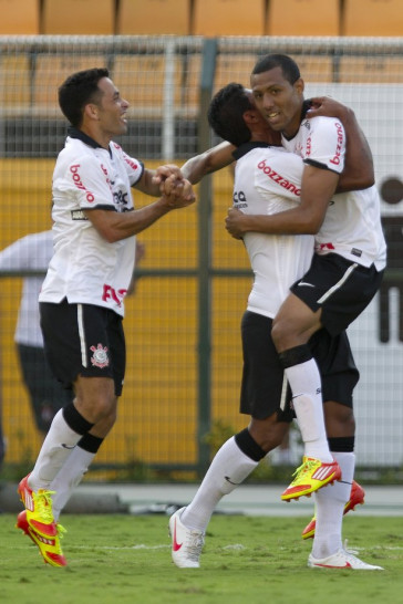 Luis Ramirez comemora seu gol durante a partida entre Corinthians x Bragantino/SP, realizada esta tarde no est�dio do Pacaembu, pela 5� rodada do Campeonato Paulista de 2012