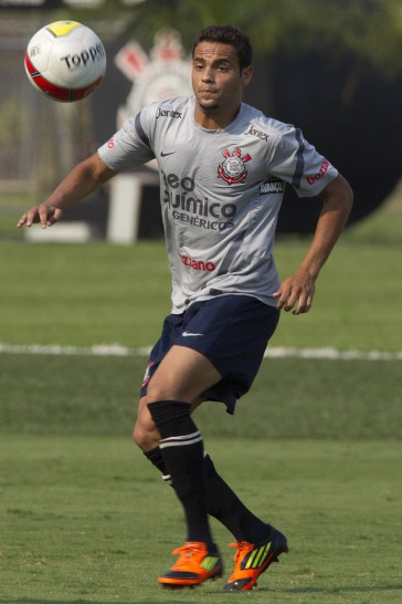 Welder, lateral que volta ao time titular no lugar de Alessandro durante o treino desta tarde no CT Joaquim Grava, no Parque Ecol�gico do Tiete. O pr�ximo jogo da equipe ser� amanh�, quarta-feira, dia 08/02, contra o Mogi Mirim, no Est�dio Romildo Vitor Gomes Ferreira, pela 6� rodada do Campeonato Paulista 2012