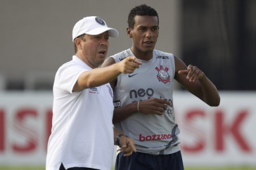 Cleber Xavier, auxiliar de Tite, e Edenilson durante treino desta tarde no CT Joaquim Grava, no Parque Ecol�gico do Tiete. O pr�ximo jogo da equipe ser� amanh�, s�bado, dia 10/03, contra o Guarani/SP, pela 13� rodada do Campeonato Paulista 2012