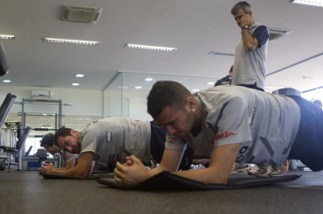 Danilo; Leandro Cast�n e o preparador f�sico Fabio Mahseredjian durante treino desta manh� no CT Joaquim Grava, localizado no Parque Ecol�gico do Tiete. O pr�ximo jogo da equipe ser� domingo, dia 08/04, contra Paulista de Jundia�, v�lido pela 18� rodada do Campeonato Paulista 2012