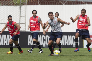 Gilsinho; Chic�o, Fabio Santos, Liedson e Willian Ar�o durante treino desta manh� no CT Joaquim Grava, localizado no Parque Ecol�gico do Tiete. O pr�ximo jogo da equipe ser� domingo, dia 08/04, contra Paulista de Jundia�, v�lido pela 18� rodada do Campeonato Paulista 2012