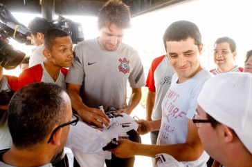 Paulo Andr� e os jogadores de Sindrome de Down do Corinthians durante treino realizado no CT Joaquim Grava