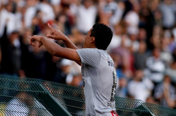 Paulinho do Corinthians comemora ap�s marca gol contra a equipe do Sport durante partida v�lida pelo Campeonato Brasileiro realizado no est�dio do Pacaembu