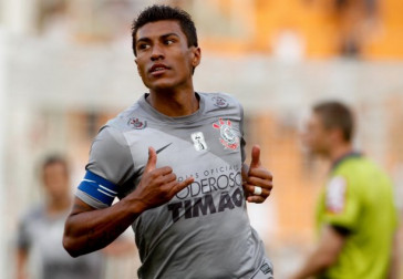 Paulinho do Corinthians comemora ap�s marca gol contra a equipe do Sport durante partida v�lida pelo Campeonato Brasileiro realizado no est�dio do Pacaembu