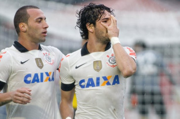 Alexandre Pato do Corinthians comemora ap�s marca gol contra a equipe do Atl�tico-PR durante partida, v�lida pelo Campeonato Brasileiro, realizada no Durival de Brito