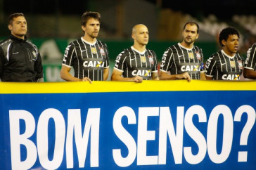 Jogadores do Corinthians durante partida v�lida pelo Campeonato Brasileiro, realizada no est�dio Couto Pereira