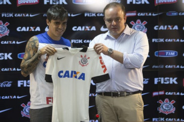 O lateral direito Fagner e apresentado pelo diretor de futebol Ronaldo Ximenes ap�s o treino desta tarde no CT Joaquim Grava, zona leste de S�o Paulo. O pr�ximo jogo da equipe ser� s�bado, dia 25/01, contra o S�o Bernardo, no est�dio do Pacaembu, jogo v�lido pela terceira rodada do Campeonato Paulista 2014