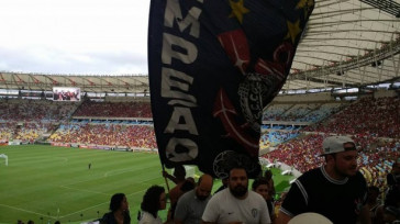 Torcedores e torcedoras do Corinthians presentes no Maracan�, em clima de paz antes do confronto