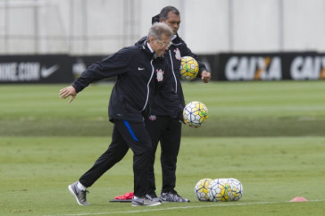 Oswaldo comandou treino da tarde