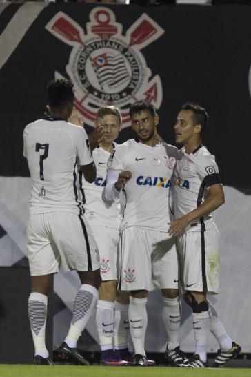 Marlone, Rodriguinho, J� e Camacho comemorando gol contra o Vasco na semifinal da Florida Cup