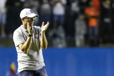 T�cnico Osmar Loss aplaudindo os jogadores contra o Flamengo pelas quartas de finais da Copinha 2017