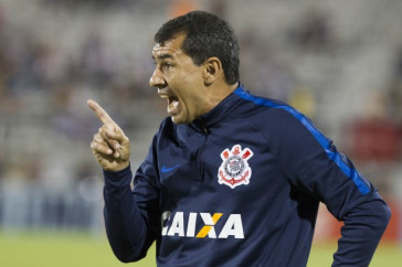 F�bio Carille gesticulando para os jogadores na final da Fl�rida Cup contra o S�o Paulo