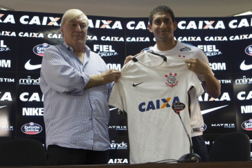Jogadores levantam ta�a do t�tulo da Copa S�o Paulo de futebol Jr