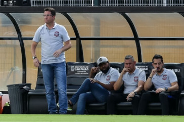 Osmar Loss e auxiliares a beira de campo na final da Copa S�o Paulo de futebol Jr