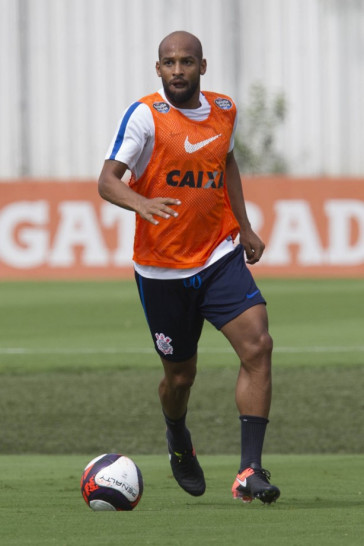 Pedro Henrique participa de treino no CT Joaquim Grava, nesta quinta