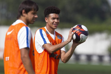 J� e Fellipe Bastos participando de treino no CT Joaquim Grava