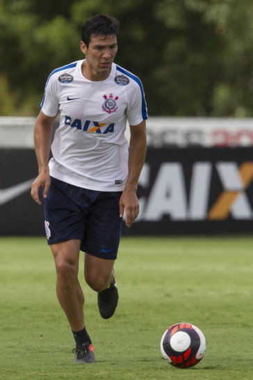 Pedro Henrique em jogada no treino no CT Joaquim Grava