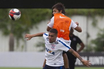 Mendoza participa de treino no CT Joaquim Grava