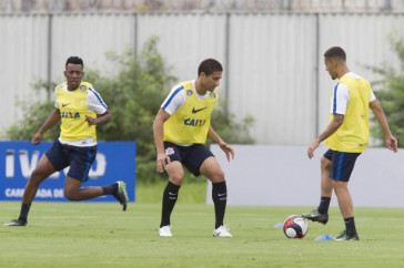 Jogadores participam de treino no CT Joaquim Grava, nesta quinta