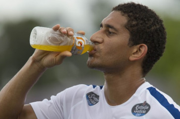 Fellipe Bastos participa de treino no CT Joaquim Grava, nesta quinta