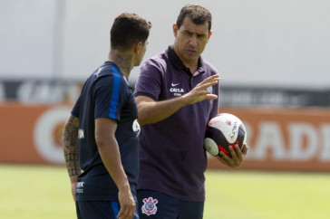 F�bio Carille passa instru��es a Giovanni Augusto no treino do Corinthians no CT Joaquim Grava