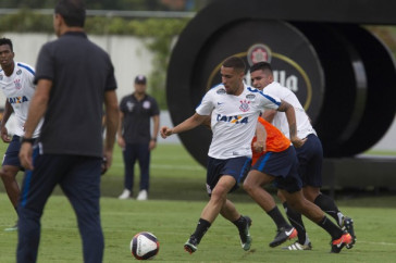 Gabriel em a��o no treino do Corinthians no CT Joaquim Grava