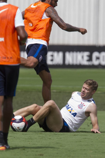 Marlone no treino do Corinthians no CT Joaquim Grava