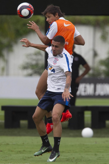 Romero divide bola com Gabriel no treino do Corinthians no CT Joaquim Grava