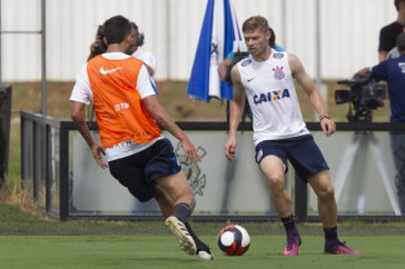 Mendoza no treino do Corinthians no CT Joaquim Grava