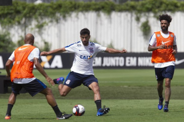 Cristian no treino do Corinthians no CT Joaquim Grava