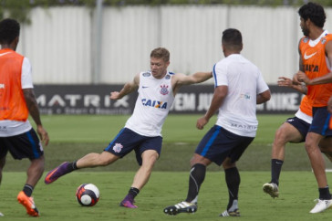 Marlone no treino do Corinthians no CT Joaquim Grava