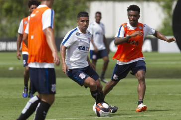 Romero divide bola com Gabriel no treino do Corinthians no CT Joaquim Grava