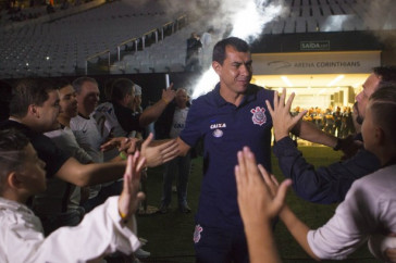 Ex-auxiliar, Carille foi apresentado como treinador do Tim�o