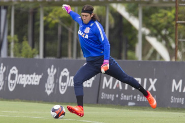 C�ssio se preparando para chutar a bola no �ltimo treino do Corinthians antes da estreia no Paulista