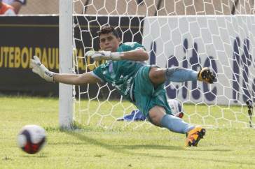 Goleiro do S�o Bento no momento do gol do Corinthians na estreia do campeonato paulista
