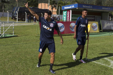 Giovanni Augusto acena para a torcida no Ronald�o, em Po�os de Caldas