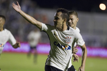 Rodriguinho comemora gol contra a Caldense na estreia da Copa do Brasil