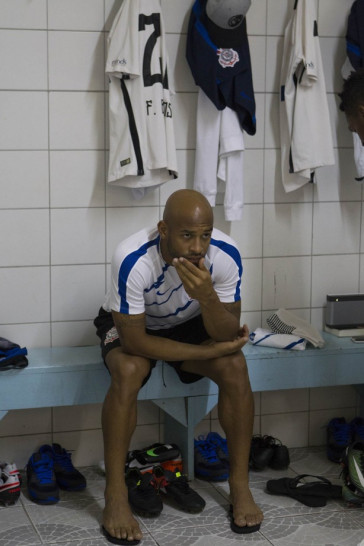 Felipe Bastos no vesti�rio antes da estreia pela Copa do Brasil