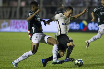Rodriguinho em jogada contra a Caldense na estreia da Copa do Brasil