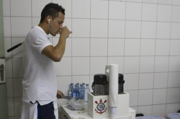 Rodriguinho no vesti�rio antes da estreia pela Copa do Brasil