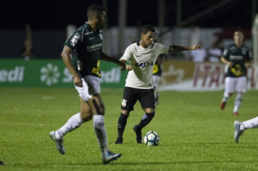 Giovanni Augusto em jogada contra a Caldense na estreia da Copa do Brasil