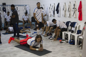 Jogadores do Corinthians no vesti�rio antes da estreia pela Copa do Brasil